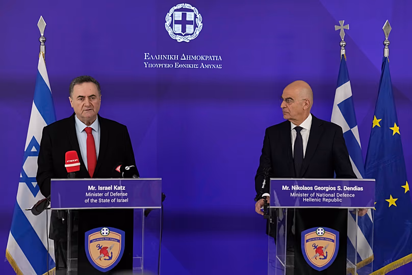 Le ministre grec de la Défense Nikos Dendias, à droite, et son homologue israélien Israel Katz s'expriment à Athènes, le 20 janvier 2026.