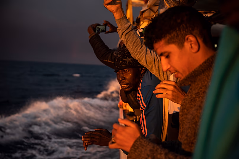 Des hommes du Nigéria et du Maroc à bord du navire de sauvetage Open Arms en janvier 2020. Le navire avait déjà secouru 118 personnes en détresse au large des côtes libyennes.