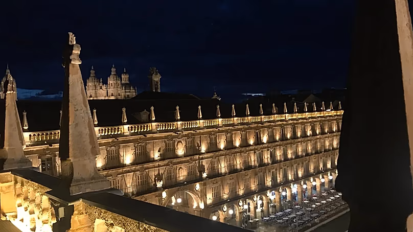 Photo du dossier. La Plaza Mayor de Salamanque, avec la cathédrale de la ville en arrière-plan.