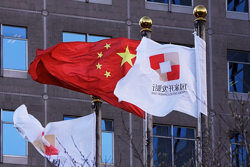 DÉPOSER. Les drapeaux de la Banque de développement de Chine flottent près d'un drapeau chinois devant une filiale de la Banque à Pékin, en janvier 2021.