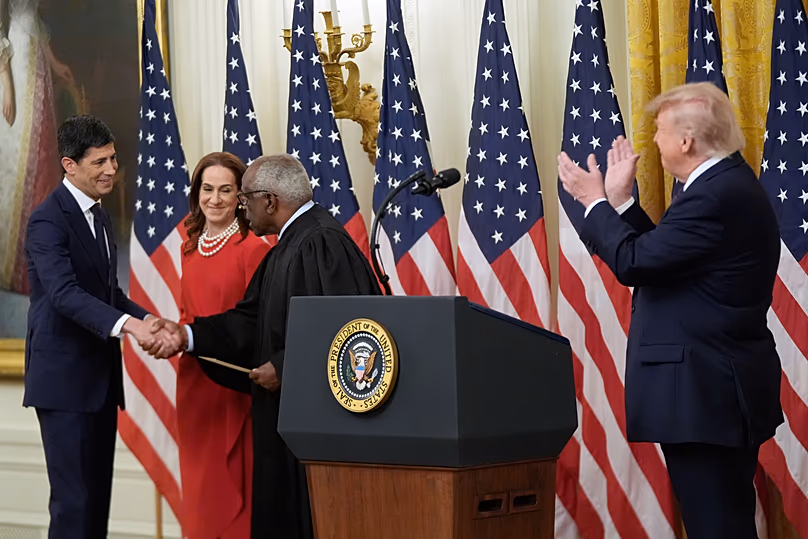 Le président américain Donald Trump applaudit Kevin Warsh après avoir prêté serment en tant que président de la Réserve fédérale dans la salle Est de la Maison Blanche, le 22 mai 2026.