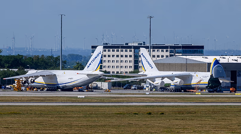 Des avions Antonov ukrainiens sont garés derrière une clôture sur le terrain de l'aéroport de Leipzig/Halle, le 6 août 2026.
