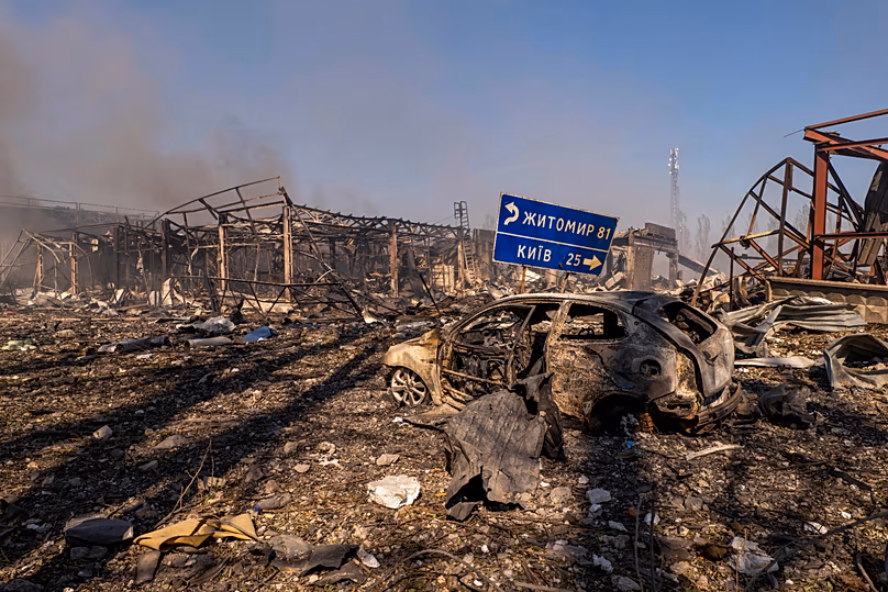 Les dernières photographies montrent que l'attaque russe a complètement détruit un entrepôt et ses environs près de Kiev. 30 août 2026.