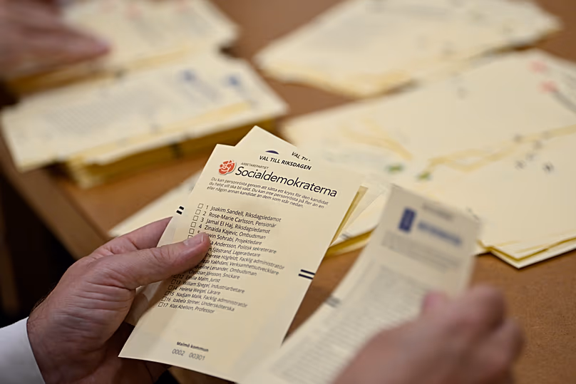 Des agents électoraux comptent les votes dans un bureau de vote du centre sportif Hästhagens à Malmö, le 11 septembre 2022.