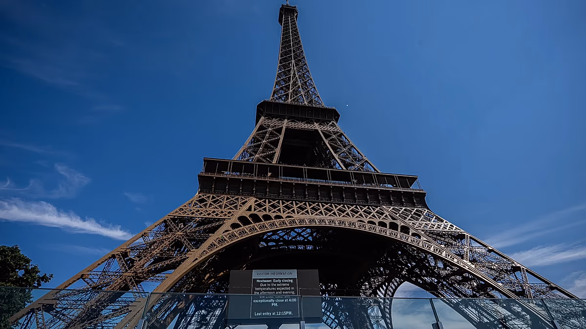 La Tour Eiffel ferme ses portes suite à une grève du personnel après que des employées aient été « rendues invisibles » lors d'une visite d'un groupe hindou
