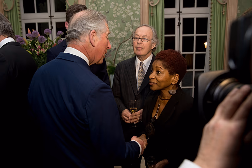 Puis- Le prince Charles rencontre Bonnie Greer à la résidence officielle de l'ambassadeur des États-Unis en Grande-Bretagne - 9 mars 2015