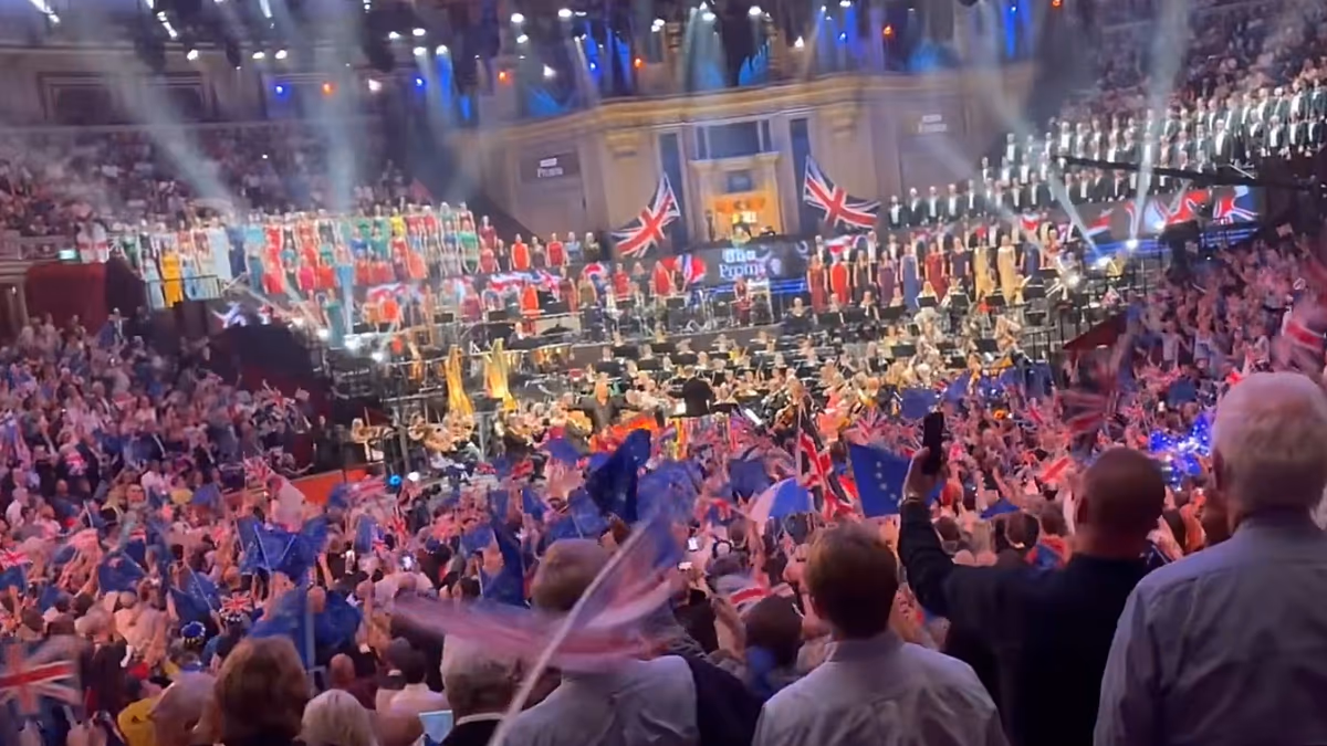 La mer de drapeaux de l'UE semble être plus nombreuse que les Union Jacks lors de l'émission Last Night of the Proms de la BBC