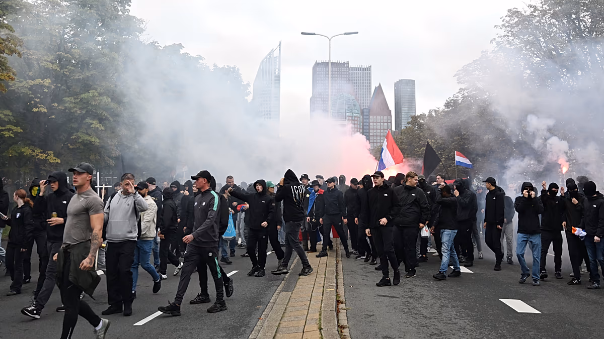 La police néerlandaise affronte des centaines de manifestants d'extrême droite lors d'un rassemblement anti-immigration