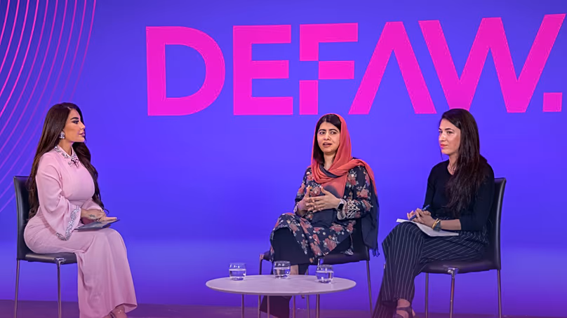 Aryana Sayeed modératrice d'une discussion avec la militante pakistanaise de l'éducation Malala Yousafzai et Sahar Halaimzai, directrice de l'Initiative Afghanistan du Fonds Malala, 15 août 2025, Londres