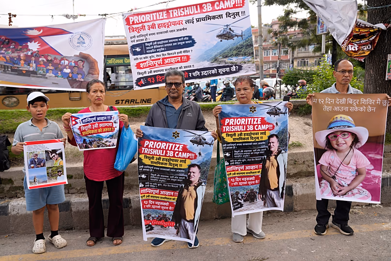 Les proches des victimes des récentes crues éclair brandissent des banderoles appelant les autorités à intensifier leurs efforts pour retrouver leurs proches disparus lors d'une manifestation à Katmandou, le 7 septembre 2019.