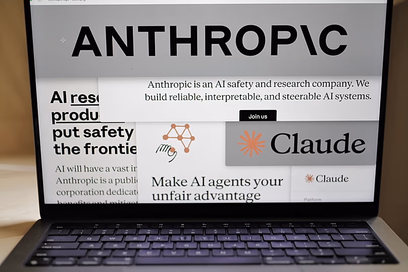 DOSSIER – Des pages du site Web Anthropic et les logos de l'entreprise sont affichés sur un écran d'ordinateur à New York, le 26 février 2026.