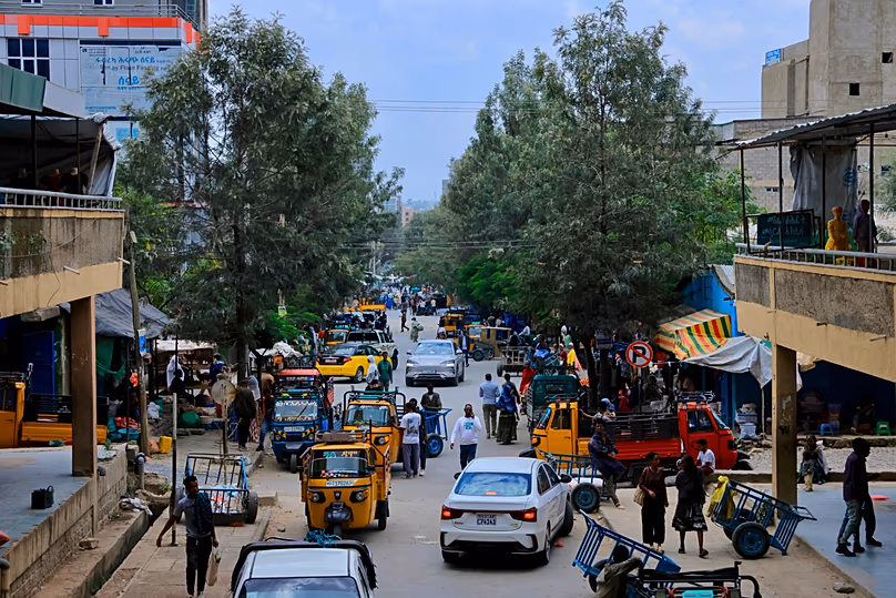 Des gens marchent dans Mekelle, la capitale de la région éthiopienne du Tigré, alors que les combats s'intensifient le 24 septembre 2026.