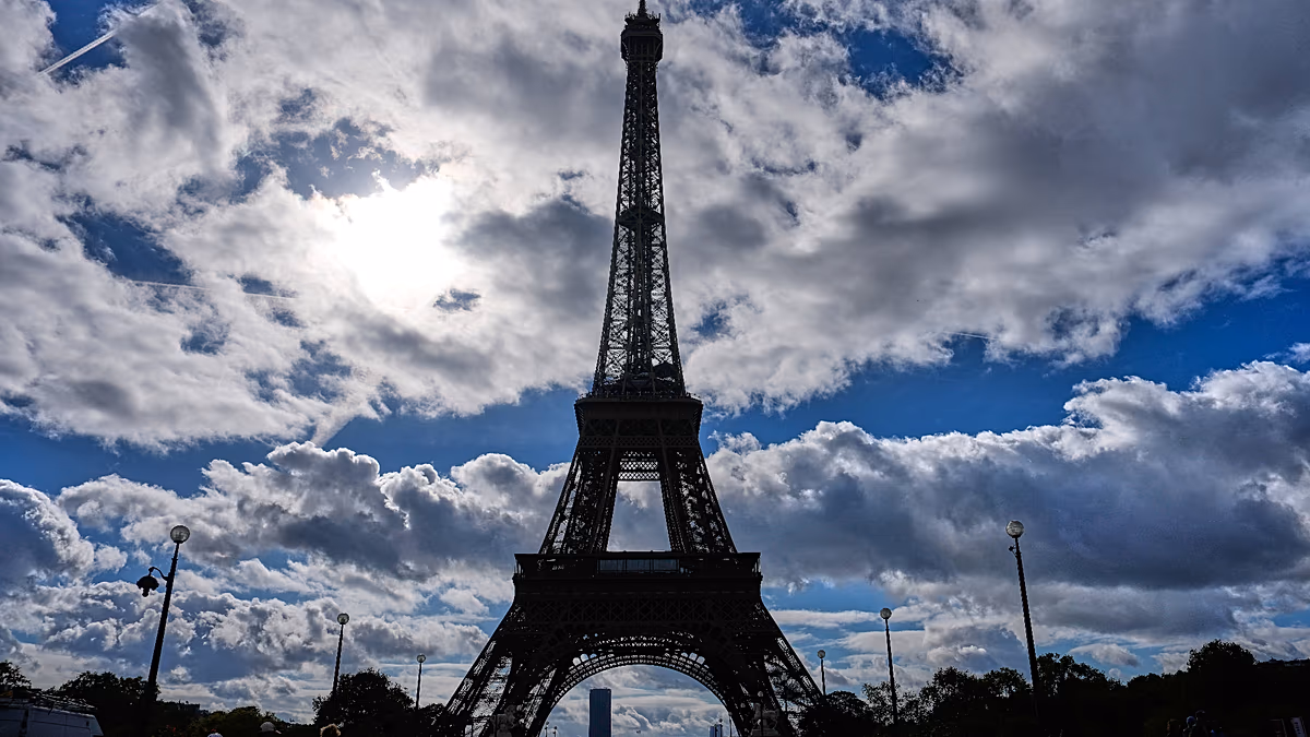 Le directeur de la Tour Eiffel annonce son départ après une dispute sur la mise à l'écart du personnel féminin