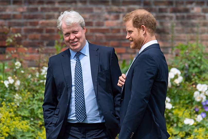 Le prince Harry de Grande-Bretagne s'entretient avec son oncle Earl Spencer au palais de Kensington, le 1er juillet 2021.