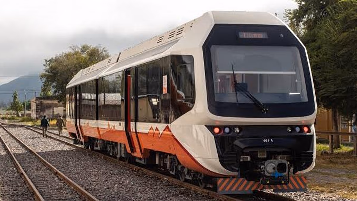 Le premier train solaire d'Argentine fonctionne avec des batteries chargées par le soleil des Andes