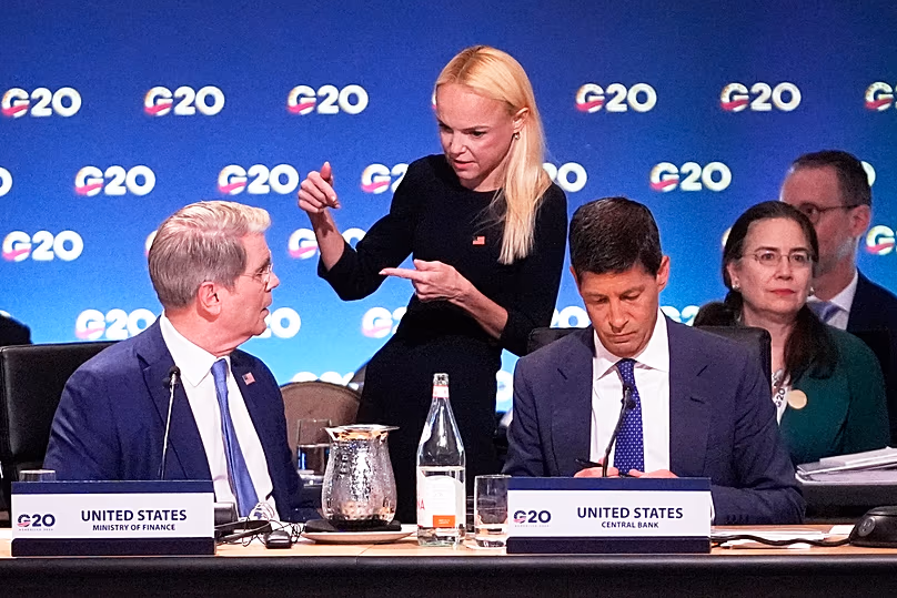 DÉPOSER. La sous-secrétaire américaine au Trésor chargée des Affaires internationales, Erin Browne, s'entretient avec le secrétaire américain au Trésor, Scott Bessent, lors du G20 à Asheville, en Caroline du Nord, le 31 août 2026.