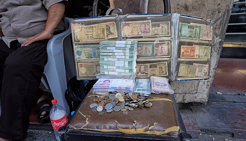 Les billets de banque iraniens actuels et pré-révolutionnaires sont exposés lundi par un échangeur d'argent de rue sur la place Ferdowsi, une plaque tournante du commerce des devises étrangères dans le centre-ville de Téhéran, en Iran.