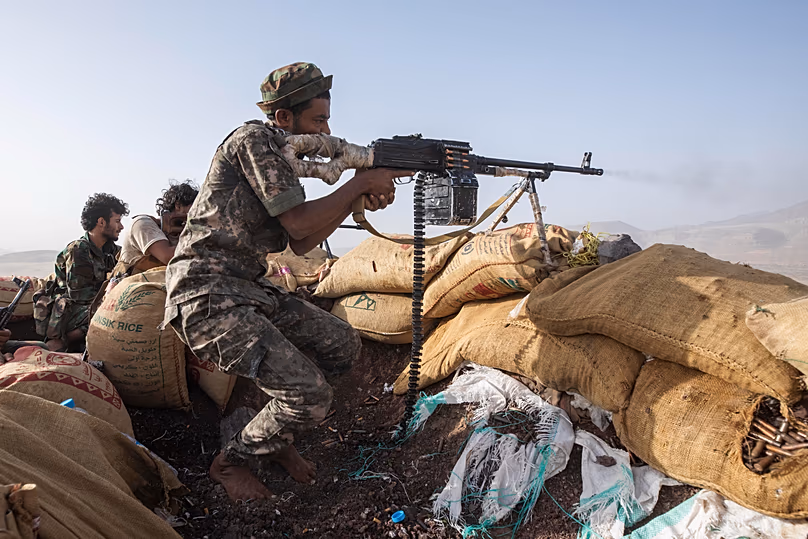 DOSSIER : Un combattant yéménite soutenu par la coalition dirigée par l'Arabie saoudite tire avec son arme lors d'affrontements avec les rebelles Houthis sur la ligne de front de Kassara, près de Marib, le 20 juin 2021.