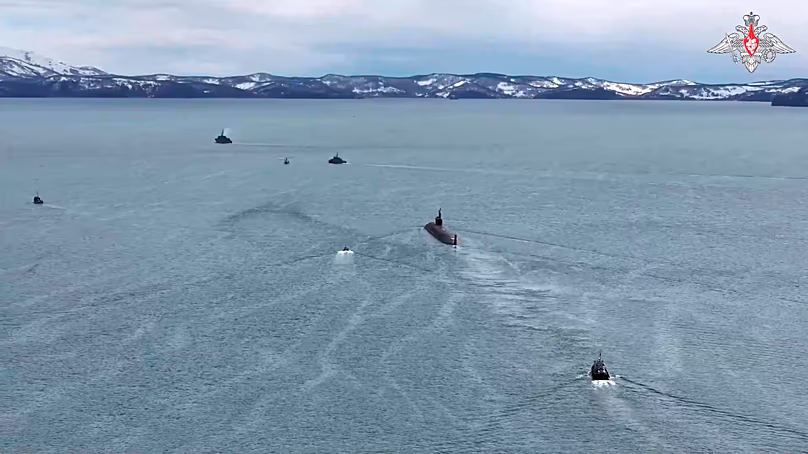 Sur cette image tirée d'une vidéo fournie par le service de presse du ministère russe de la Défense le jeudi 21 mai 2026, un sous-marin nucléaire russe est escorté par des bateaux lors d'exercices.