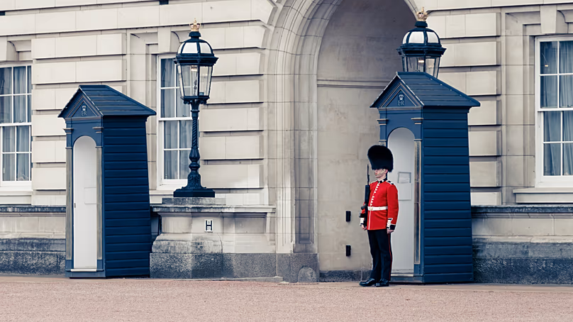 Aucune visite à Londres n'est complète sans assister à la relève de la garde au palais de Buckingham