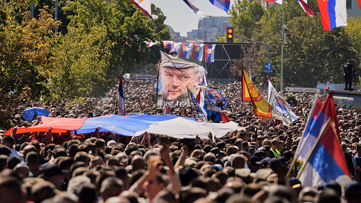 Les dirigeants des institutions européennes critiquent la Serbie pour les funérailles « choquantes » de Ratko Mladić