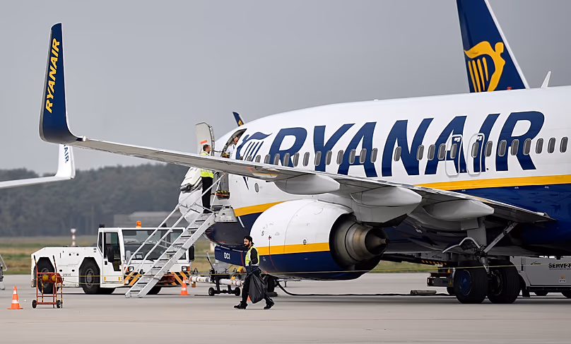 DOSSIER – Dans cette photo d'archive du 12 septembre 2018, un avion de Ryanair se gare à l'aéroport de Weeze, en Allemagne.