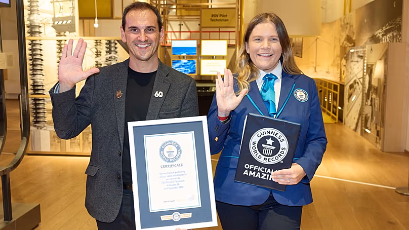 Ben Lheureux du Science Museum Group accepte le certificat Guinness World Record de l'arbitre Paulina Sapinska