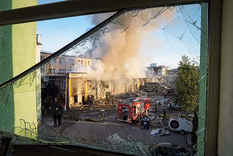 Des pompiers travaillent sur le site d'un bâtiment en feu après une attaque de missile russe à Kiev, le 8 septembre 2026.