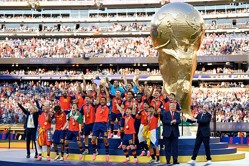 Le président américain Donald Trump et le président de la FIFA Gianni Infantino applaudissent la victoire de l'Espagne à la Coupe du monde à East Rutherford, le 19 juillet 2026.