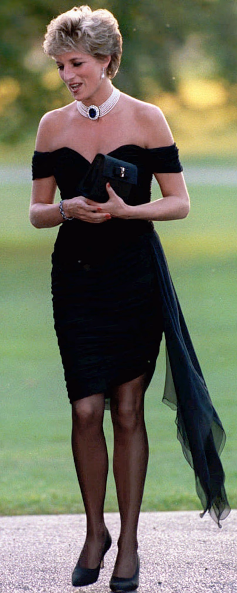 DOSSIER – Diana, princesse de Galles, se promène lors d'une fête donnée à la Serpentine Gallery de Londres. Le jour même où Charles a admis avoir été infidèle à Diana à la télévision
