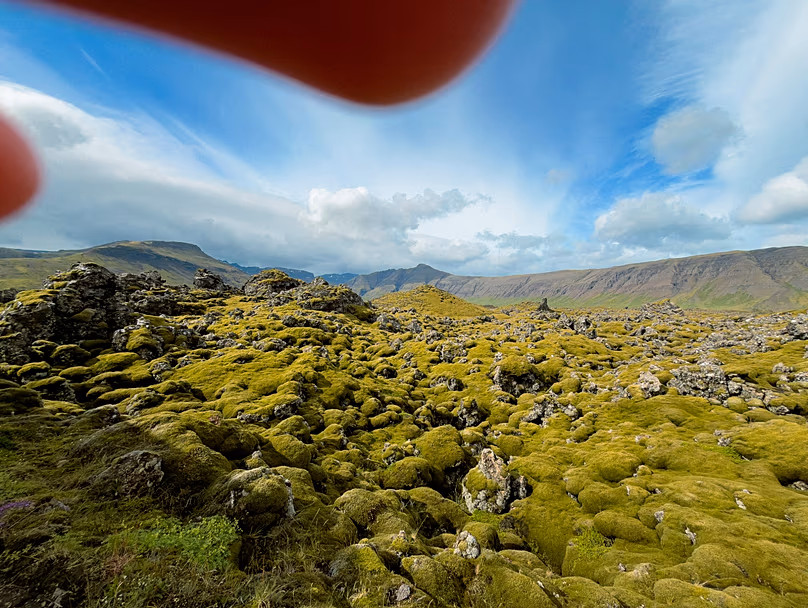 Une photo du champ de lave de Berserkjahraun en Islande par Blanche Mortemard, avec ses doigts dans le cadre