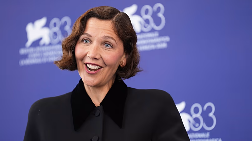 La présidente du Jury de Venise, Maggie Gyllenhaal, pose pour les photographes lors de la séance photo du jury lors de la 83e édition de la Mostra de Venise, le 3 septembre 2026.