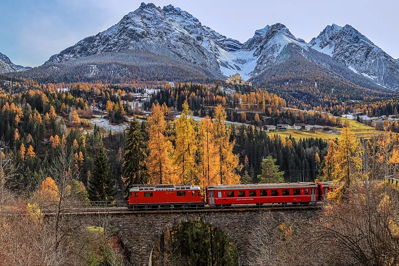 Un train circulant le long du Golden Pass Railway.
