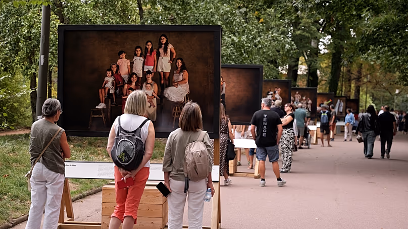 Les visiteurs regardent les portraits exposés dans le cadre de l'exposition Vivre Ensemble à Lyon, France.