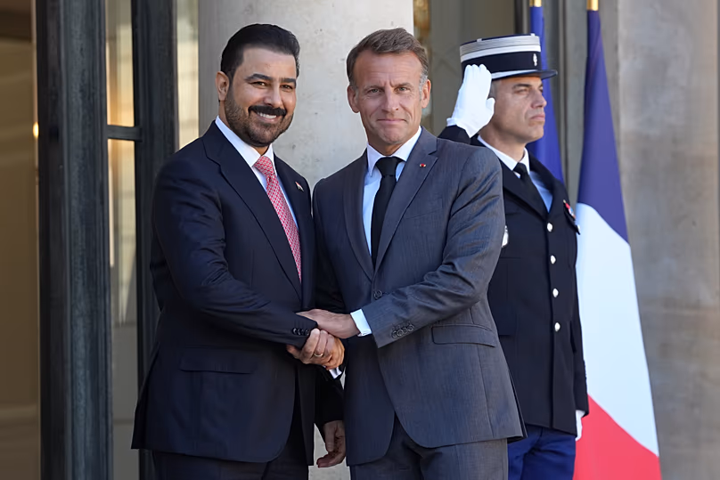 Emmanuel Macron salue le Premier ministre irakien, Ali Al-Zaïdi, avant une cérémonie de signature à l'Élysée à Paris, lundi 14 septembre 2026
