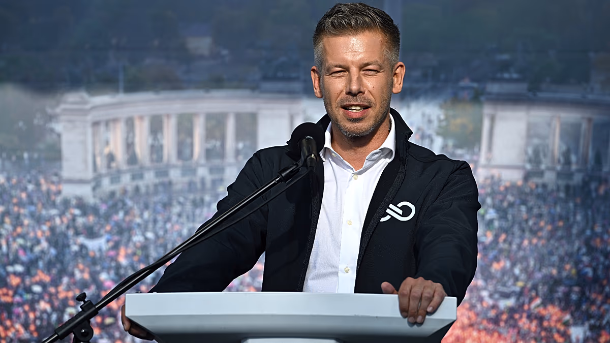 Peter Magyar annonce des changements à venir dans la réglementation sur l'adoption d'enfants pour les célibataires et les couples de même sexe