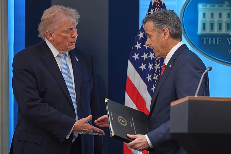 Donald Trump serre la main de John Ratcliffe alors qu'ils parlent aux journalistes dans la salle de conférence de presse James Brady à la Maison Blanche, le 6 avril 2026, à Washington.