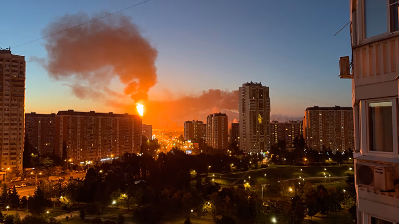 Des flammes et de la fumée s'élèvent de la raffinerie de pétrole de Moscou, dans le sud-est de la ville, à la suite d'une attaque à grande échelle de drones ukrainiens, dimanche 20 septembre 2026.
