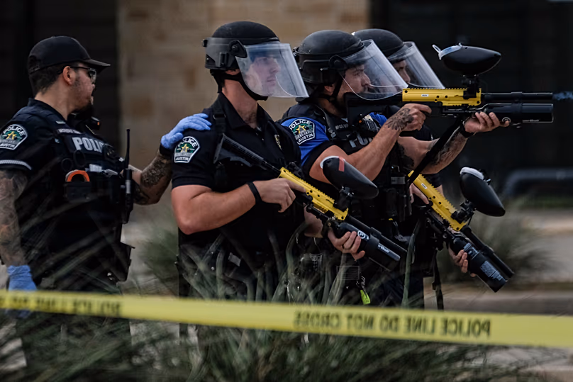 Les autorités déploient des armes non létales à proximité d'une manifestation au cours de laquelle un homme a été abattu dans son véhicule par un agent de l'ICE à Austin, le 20 septembre 2026.