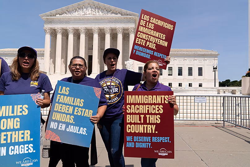 Des militants célèbrent la décision de la Cour suprême sur le droit d'aînesse à la citoyenneté devant la Cour suprême à Capitol Hill, le mardi 30 juin 2026, à Washington.