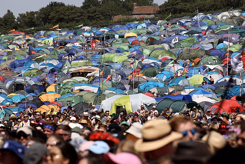 Fêtards entourant la scène Pyramid au Glastonbury Festival - 2019