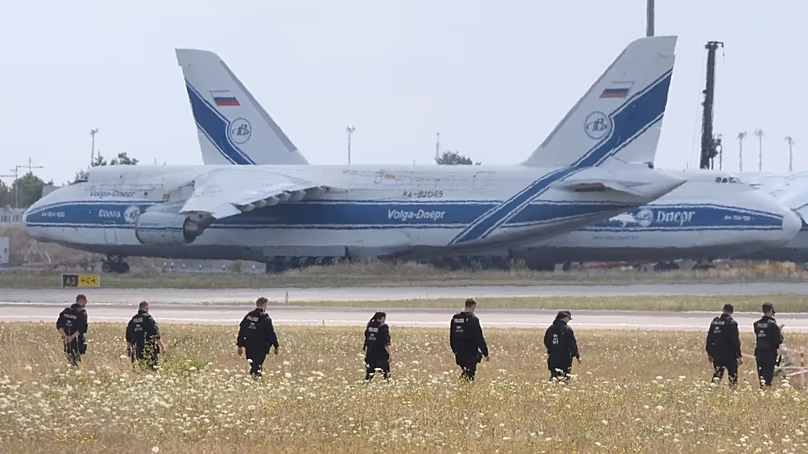 Policiers allemands à l'aéroport de Leipzig/Halle à Schkeuditz, en Allemagne, le 7 août 2026.