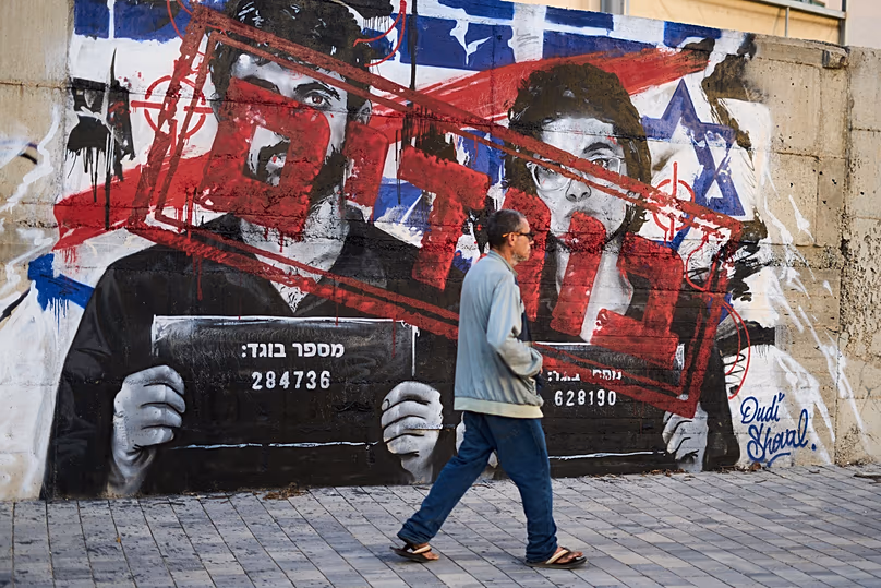 Graffiti montrant les réalisateurs Rachel Szor et Yuval Abraham avec les écrits hébreux « traîtres » à Ashdod, Israël – mardi 15 septembre 2026