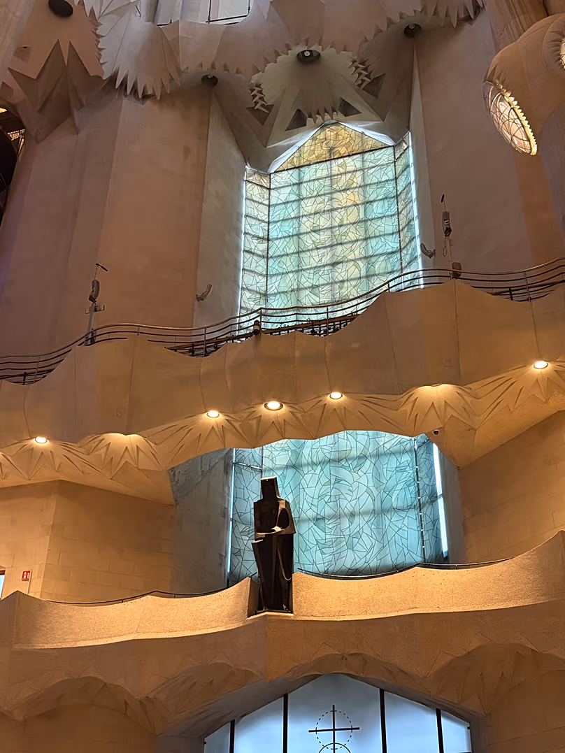 Saint Georges à l'intérieur de la Sagrada Familia ; les vagues blanches autour de lui représentent le dragon de la légende.