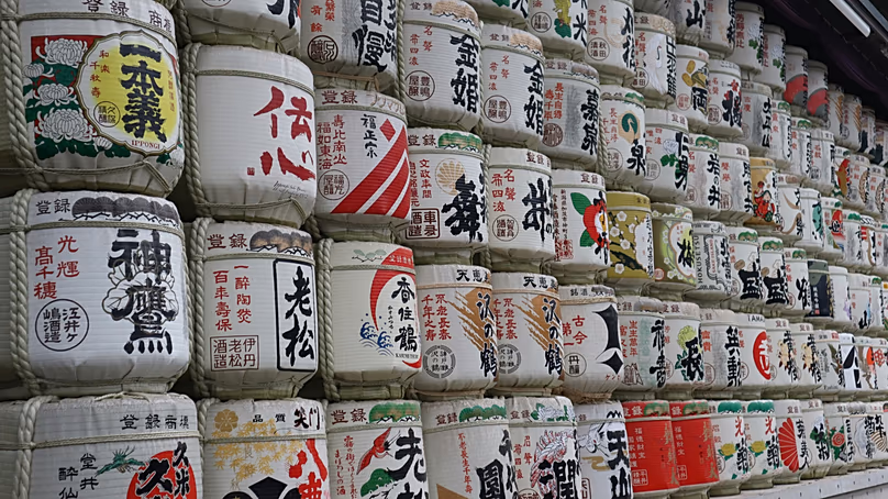 Des fûts de saké exposés