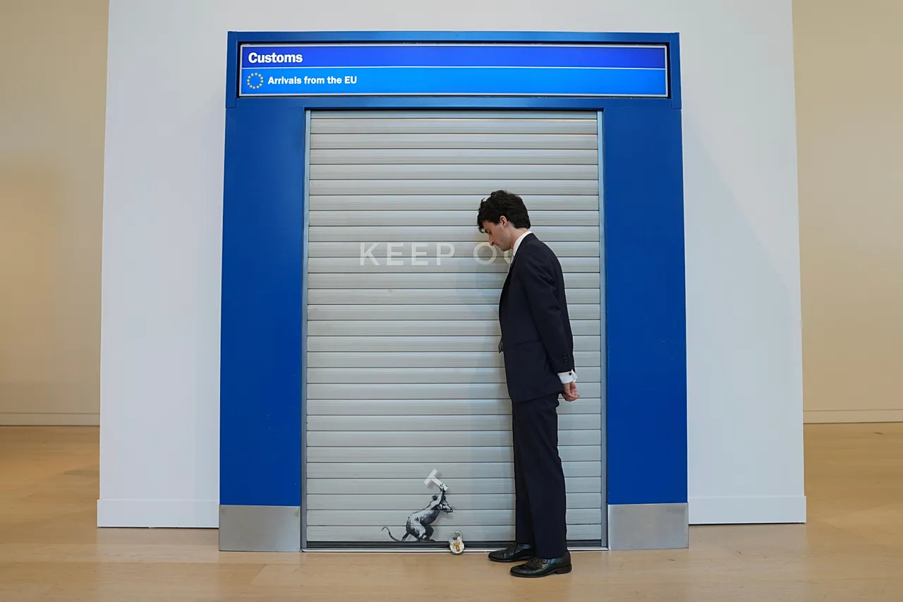 L'œuvre de Banksy "Restez à l'écart" exposé avant les ventes aux enchères d'art moderne et contemporain de Phillips' Frieze Week à Londres - mardi 29 septembre 2026