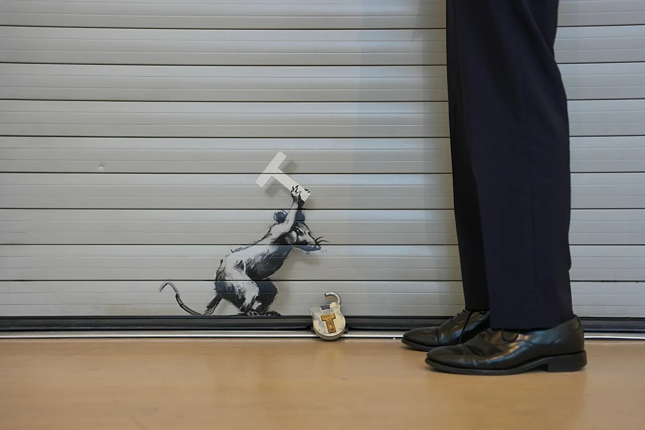 L'œuvre de Banksy "Restez à l'écart" exposé avant les ventes aux enchères d'art moderne et contemporain de Phillips' Frieze Week à Londres - mardi 29 septembre 2026