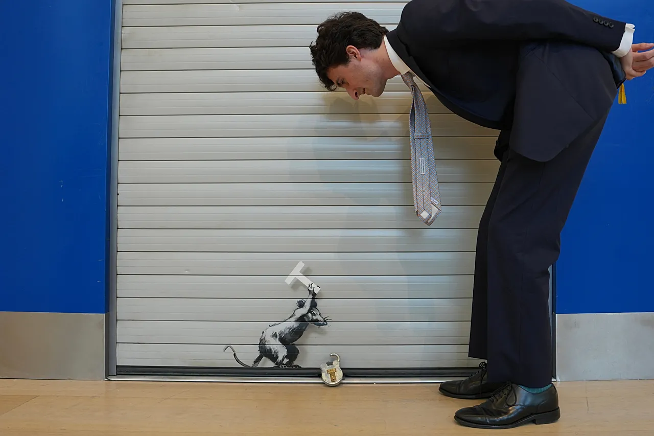 L'œuvre de Banksy "Restez à l'écart" exposé avant les ventes aux enchères d'art moderne et contemporain de Phillips' Frieze Week à Londres - mardi 29 septembre 2026