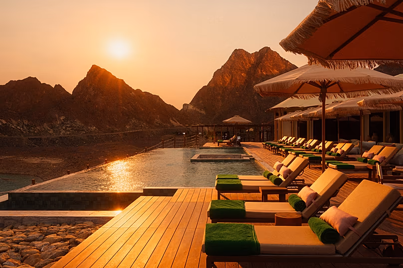 Chaque caravane possède sa propre terrasse privée en bois, mais le complexe abrite également cette magnifique piscine à débordement.