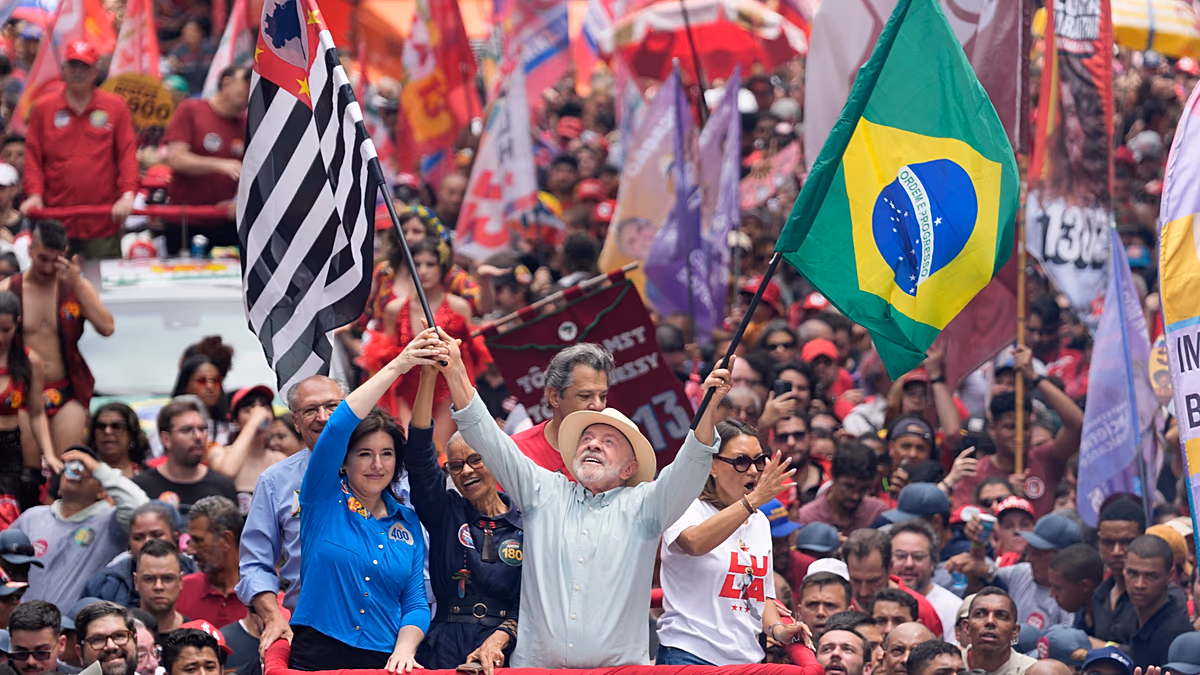 Les Brésiliens Lula et Flávio Bolsonaro concluent leur campagne à la veille d'un vote serré